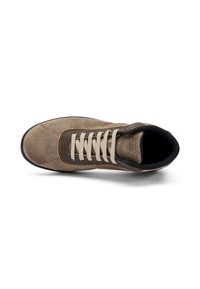Zapato de ante marrón con cordones beige, punta redondeada y acentos negros. Cuenta con un collar acolchado y una plantilla texturizada para mayor comodidad.