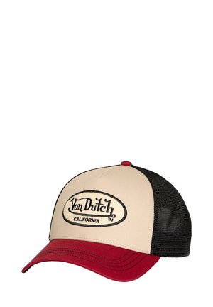 Casquette trucker tan et noire avec une visière rouge, présentant un grand logo brodé "Von Dutch California" en noir sur le panneau avant.