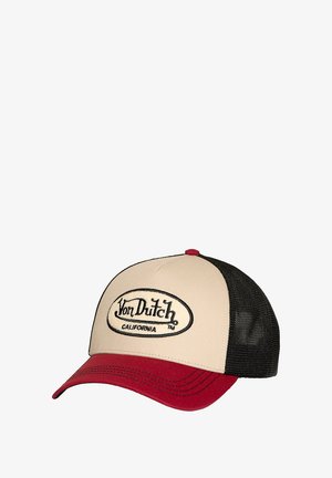 Casquette trucker tan et noire avec une visière rouge, présentant un grand logo brodé "Von Dutch California" en noir sur le panneau avant.