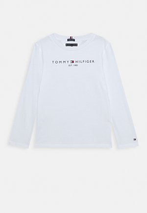 Biała bawełniana koszula z długim rękawem, z napisem "Tommy Hilfiger EST. 1985" oraz małym logo flagi na piersi i mankiecie rękawa.