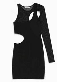 Robe noire à coupe ajustée, avec une manche longue, des découpes sur les côtés et une section en maille texturée sur le haut du corps.