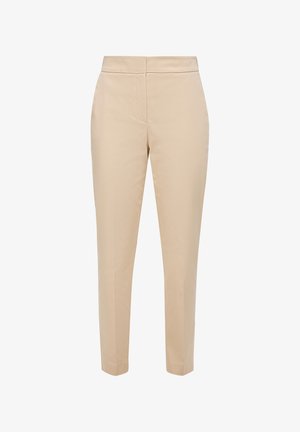 Beżowe spodnie o dopasowanym kroju, gładkiej fakturze, prostych nogawkach i bez widocznego okuwienia. Czyste linie i minimalistyczne wykończenie.