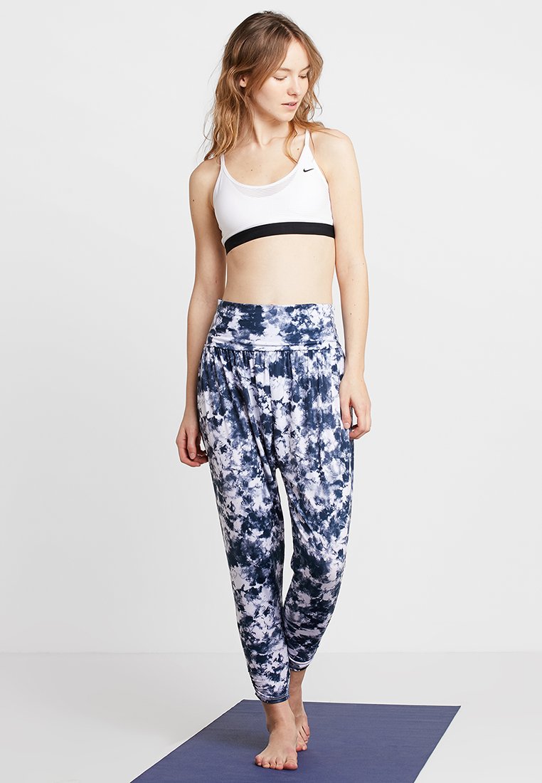 Onzie HAREM PANT Joggebukse white Zalando.no Onzie HAREM PANT Joggebukse white Zalando.no