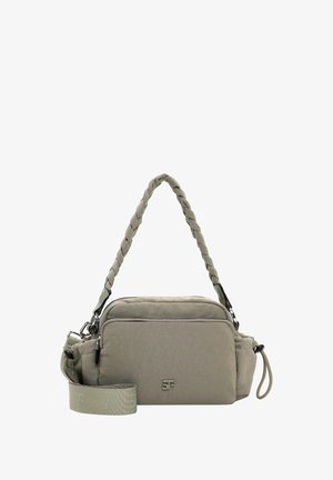 Grau gestepptes Täschchen mit einem geflochtenen Riemen, Reißverschlussfächern und einer glatten Textur. Verfügt über einen abnehmbaren Schultergurt und ein Logodetail.