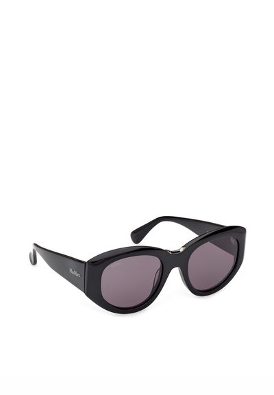 Gafas de sol negras tipo ojo de gato con lentes oscuras y montura gruesa, logo de Max Mara en las patillas, mostradas sobre fondo blanco.