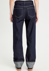 Dunkelblaue Jeans aus Denim in voller Länge mit lockerer Passform, umgeschlagenen Säumen mit helleren Denim-Akzenten und zwei Gesäßtaschen mit gestickten Details.
