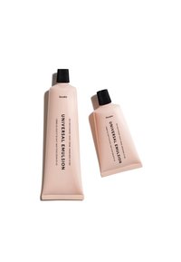 Zwei Tuben einer cremigen Hautpflegeprodukte, eine große und eine kleine, beide in sanftem Rosa mit schwarzen Drehverschlüssen und klarer Kennzeichnung.