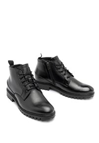 Czarne skórzane botki o fakturowanym wykończeniu, z sznurówkami i bocznym zamkiem błyskawicznym. Grube, wytrzymałe podeszwy z głębokim bieżnikiem zapewniającym przyczepność.