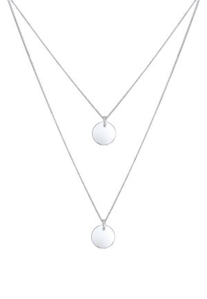 Sølvfarvet lagdelt halskæde med to cirkulære vedhæng i forskellige størrelser, med en glat metallisk finish og delikate kæder.