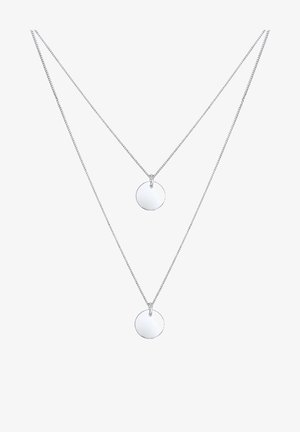 Sølvfarvet lagdelt halskæde med to cirkulære vedhæng i forskellige størrelser, med en glat metallisk finish og delikate kæder.