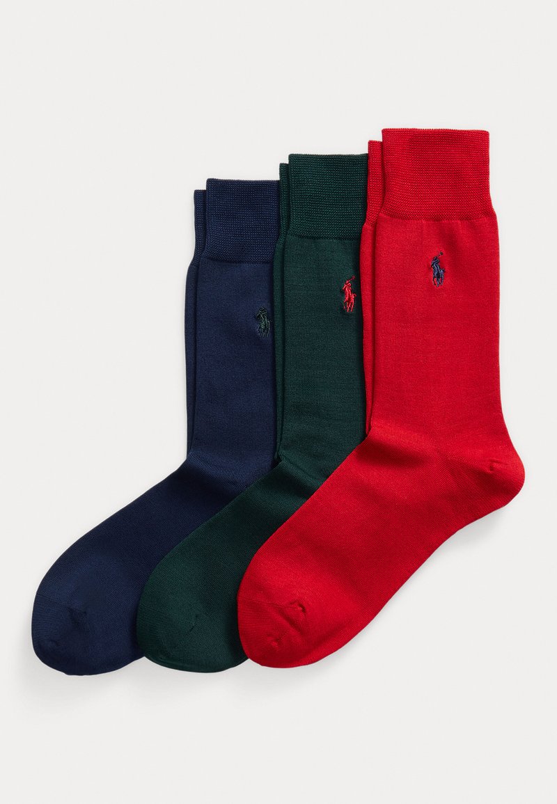 Tre par med sokker: marineblå, mørkegrønn og rød. De har en glatt tekstur og en liten brodert logo på hver sokk.