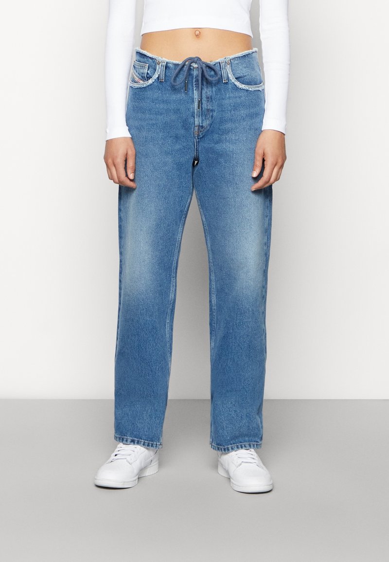 Ljust blå, avslappnat sittande jeans med dragsko i midjan, fickor fram och bak, samt en urtvättad textur. Matchas med vita sneakers.