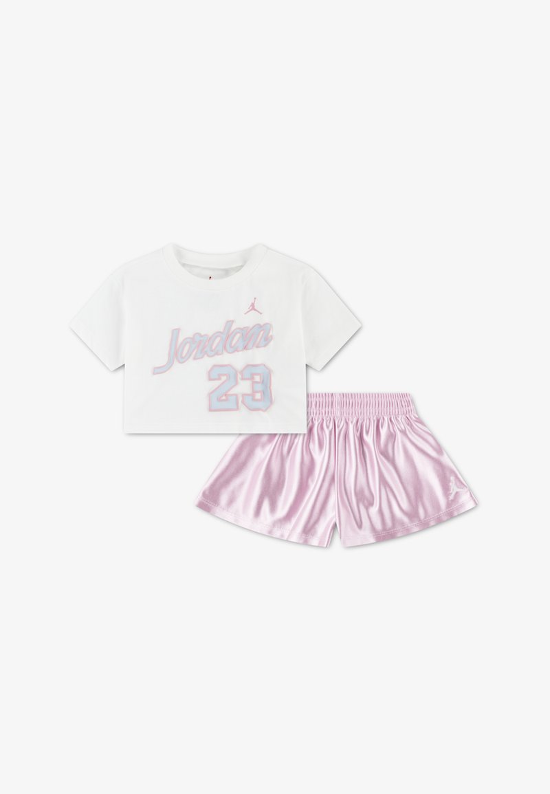 Λευκό κοντό T-shirt με το σήμα "Jordan 23" σε ροζ και μπλε, συνδυασμένο με ροζ σατέν σορτς με ελαστική μέση και λογότυπο.