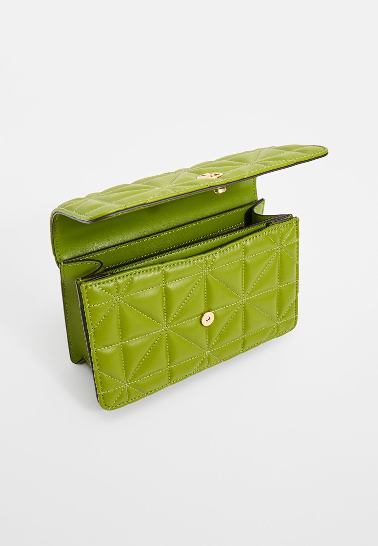 Groene, gewatteerde handtas van glanzend materiaal, met een gouden knoopsluiting en interne compartimenten voor organisatie.