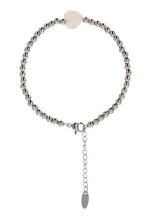 Brățară argintie cu mărgele, pandantiv în formă de inimă și închizător cu lanț ajustabil pe fundal alb.