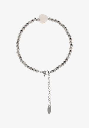 Brățară argintie cu mărgele, pandantiv în formă de inimă și închizător cu lanț ajustabil pe fundal alb.