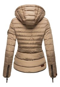 Veste rembourrée beige avec capuche, dotée de coutures horizontales, de poches zippées et d'un accent en cuir avec logo dans le bas du dos.