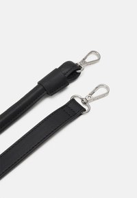 Schwarzes Lederarmband mit zwei Metall-Karabinerhaken und einer strukturierten Grifffläche. Das Armband hat saubere Kanten und sichtbare Nähte.