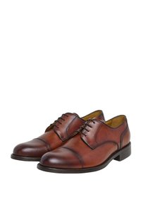 Zapatos de vestir de cuero marrón con una textura suave, puntera redonda, diseño de cordones y costuras en contraste. Suela de goma duradera.