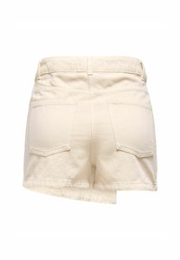 Cremefarvede denim-shorts har høj talje, op rullede kanter, to baglommer og et tekstureret stof med subtile syninger.