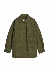 Olivgrüne, mittellange Jacke aus Baumwolle. Sie verfügt über einen umgeschlagenen Kragen, eine Frontknopfleiste und vier aufgesetzte Taschen vorne.