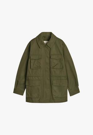 Olivevihreä, keskipitkä takki, joka on valmistettu puuvillasta. Ominaisuuksiin kuuluu levittäytyvä kaulus, etupuolen nappikiinnitys ja neljä etupuolen taskua.