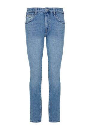 Helles, blaues Denim-Jeansmodell mit taillierter Passform, fünf Taschen, Reißverschluss und Gürtelschlaufen. Der Stoff hat eine glatte Textur mit leichtem Verblassen.