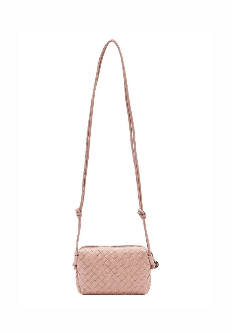 Vævet pink læder crossbody taske med rektangulær form, lynlåslukning og justerbar snor. Har en struktureret overflade.