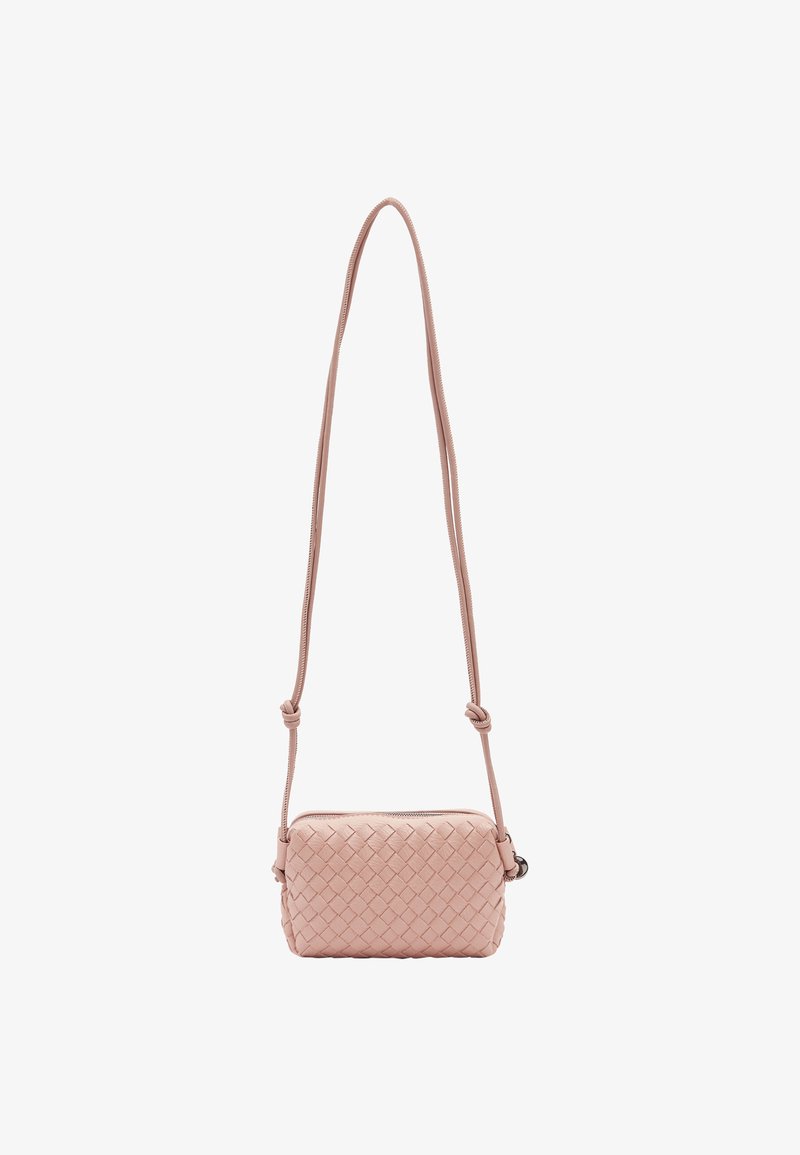 Vævet pink læder crossbody taske med rektangulær form, lynlåslukning og justerbar snor. Har en struktureret overflade.