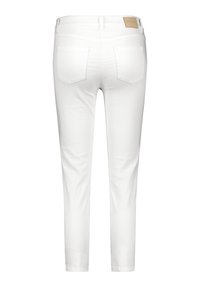 Pantalones de mezclilla blancos, ajuste entallado, que cuentan con dos bolsillos traseros, pasadores para el cinturón y una etiqueta de imitación de cuero en la cintura. Textura suave.