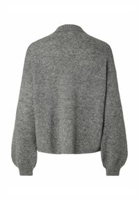 Pull en laine gris tricoté avec de longues manches bouffantes et des poignets côtelés vu de dos sur fond blanc.