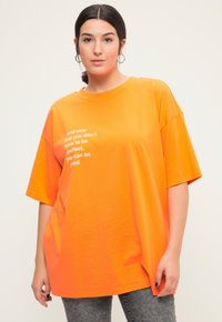 Studio Untold STATEMENT  RUNDHALS  HALBARM - T-Shirt print - tangerine