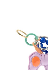 Kolorowy breloczek z wzorem lawendowego kwiatu, pomarańczowym akcentem, niebieskimi koralikami oraz mieszanym metalowym osprzętem, w tym złotym i zielonym pierścieniem.