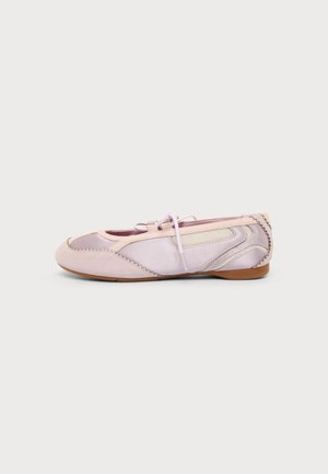 Scarpa piatta rosa chiaro con lacci anteriori, pannelli in camoscio e mesh, suola marrone, mostrata di profilo su sfondo semplice.