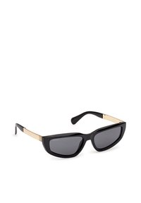 Ochelari de soare negri cu un cadru îngust în stil cat-eye. Accente aurii pe braț. Lentile închise la culoare și un finisaj lucios. Design compact.