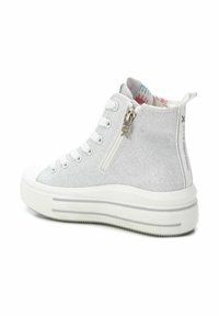 Zapatillas altas de lona blanca con un acabado texturizado, que cuentan con una cremallera lateral, cordones blancos y una suela blanca gruesa con rayas grises.