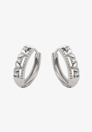 Pár stříbrných kruhových náušnic se srdíčkovými tvary a jasnými kulatými drahokamy v symetrickém uspořádání.