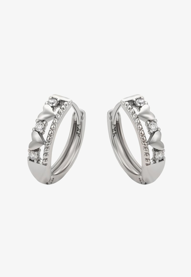 Ezüst fülbevalópár szívformákkal és átlátszó kerek drágakövekkel, szimmetrikus elrendezésben.