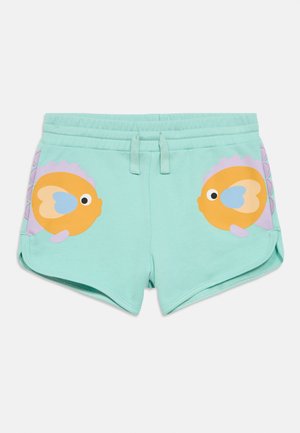 Pantaloncini in cotone verde chiaro dal taglio morbido, con grafiche di pesci arancioni sul davanti e dettagli viola che richiamano le scaglie ai lati.