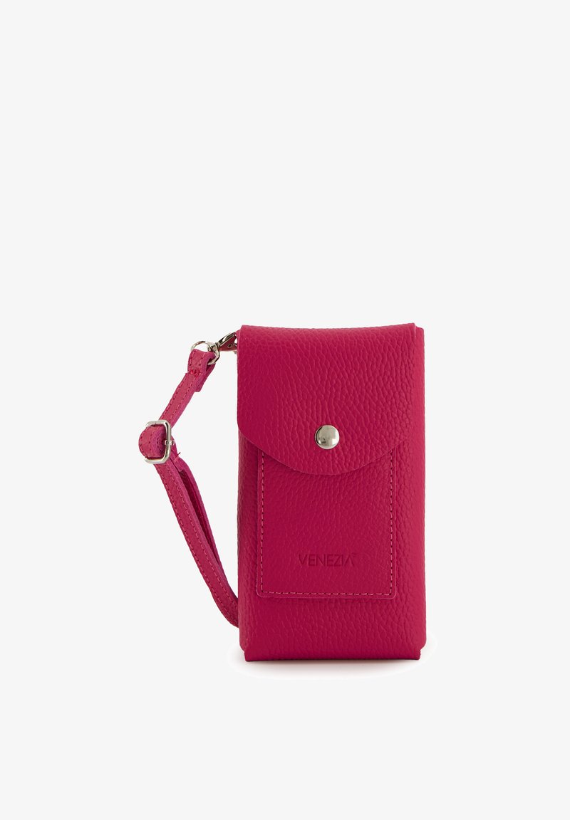 Rosa Lederhandytasche mit texturiertem Finish, ausgestattet mit einem Druckknopfverschluss und einem abnehmbaren Tragegurt. Enthält eine Vordertasche mit Logodetail.