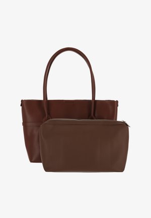 Bruine leren shopper met twee handvatten, vergezeld van een bijpassend bruine etui met rits aan de voorkant, op een witte achtergrond.