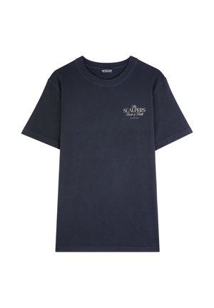 Camiseta de algodón azul marino de manga corta, cuello redondo y con un pequeño texto en blanco del logo en el lado izquierdo del pecho. Textura suave, diseño casual.