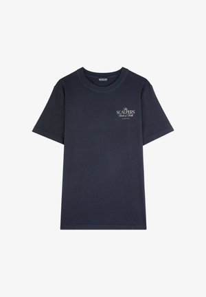 Camiseta de algodón azul marino de manga corta, cuello redondo y con un pequeño texto en blanco del logo en el lado izquierdo del pecho. Textura suave, diseño casual.