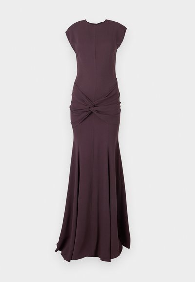 Temno slivkina večerna obleka brez rokavov, s prilegajočim zgornjim delom, vozličastim detajlom v pasu in razširjeno krilom do tal.