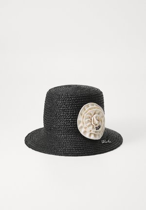 Cappello di paglia nero con un ampio bordo, caratterizzato da una finitura testurizzata e un'acca di stoffa color crema sul lato.