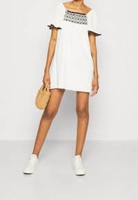 Pepe Jeans Vapaa-ajan mekko - white
