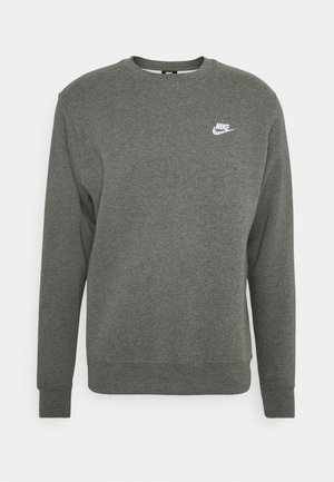 Grå langærmet crewneck-sweatshirt med lille hvid Nike-logo på venstre bryst, ribstrikkede manchetter og kant, vist på hvid baggrund.