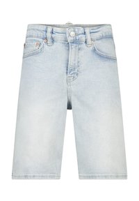 Pantaloni corti in denim azzurro chiaro con taglio dritto, dotati di tasche frontali e chiusura con bottone, esposti piatti su uno sfondo bianco.