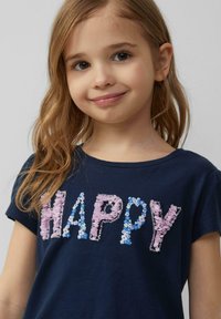 Marineblaue T-Shirt mit dem Wort "HAPPY" in strukturiertem floralem Applikationsdesign, verziert mit lila und blauen Blumen. Kurzärmlig und mit rundem Halsausschnitt.