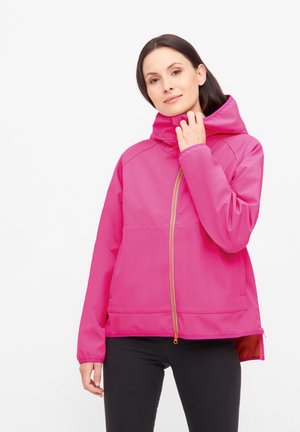 Giacca impermeabile rosa con cappuccio, caratterizzata da una cerniera frontale e due tasche laterali, tessuto strutturato e polsini regolabili.